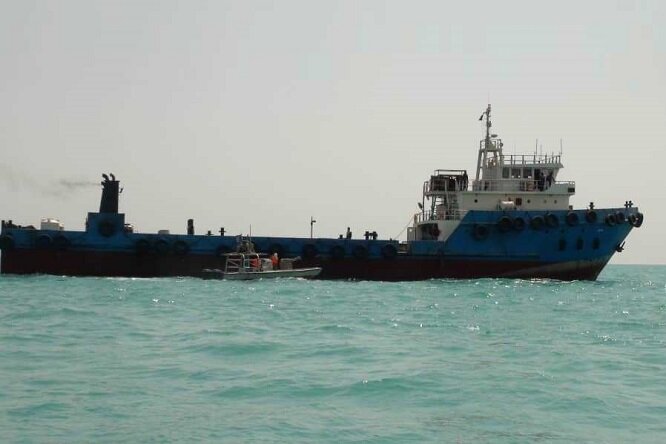 شناور حامل ۲ میلیون لیتر گازوئیل قاچاق در آب‌های بوشهر توقیف شد