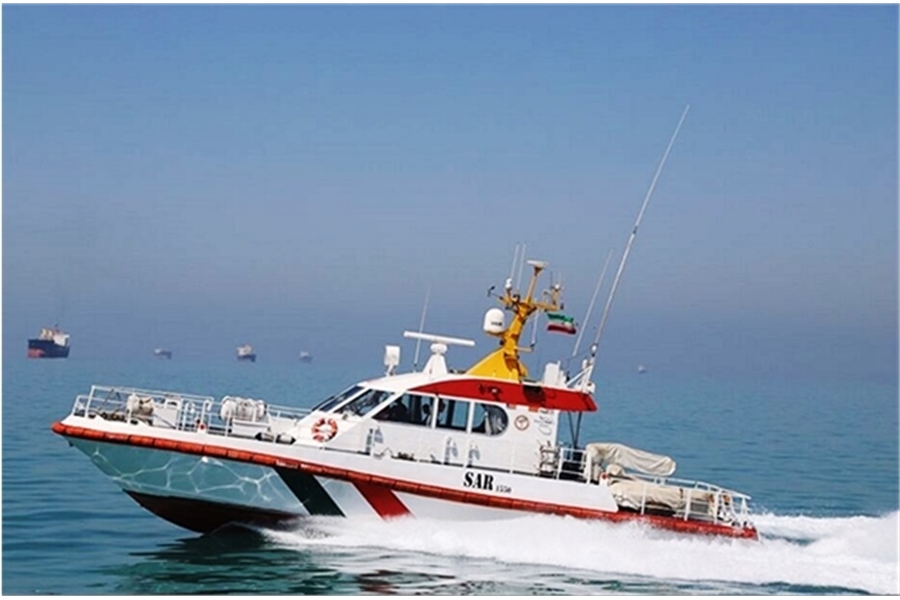 نجات 8 صیاد توسط امدادگران مرکز تجسس و نجات دریایی هرمزگان/ نجات یافتگان به گارد ساحلی امارات تحویل داده شد