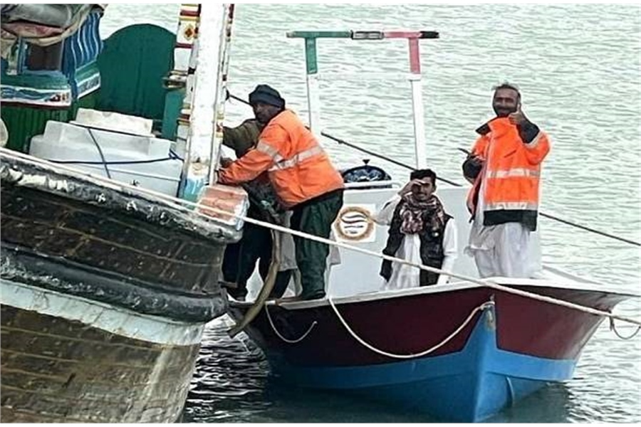 نجات ۳ صیاد در آب های دریای عمان با هماهنگی مرکز جستجو و نجات دریایی بندر چابهار