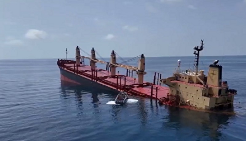 انتقال کشتی نیمه‌غرق‌شده در دریای سرخ به عربستان