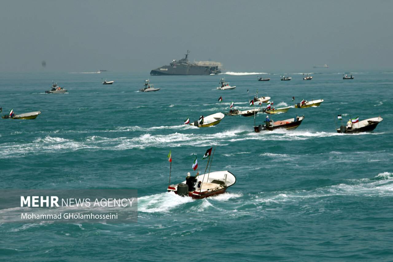 رژه بسیج دریایی مردم‌پایه با حضور ۳۵۰ شناور در بوشهر برگزار شد