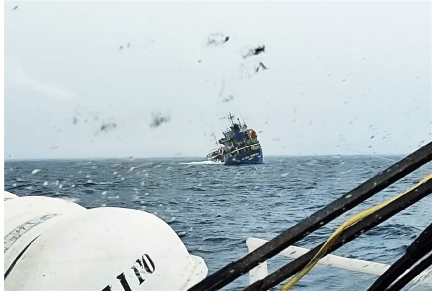 نجات جان 21 ​سرنشین کشتی خارجی در آب‌های جاسک