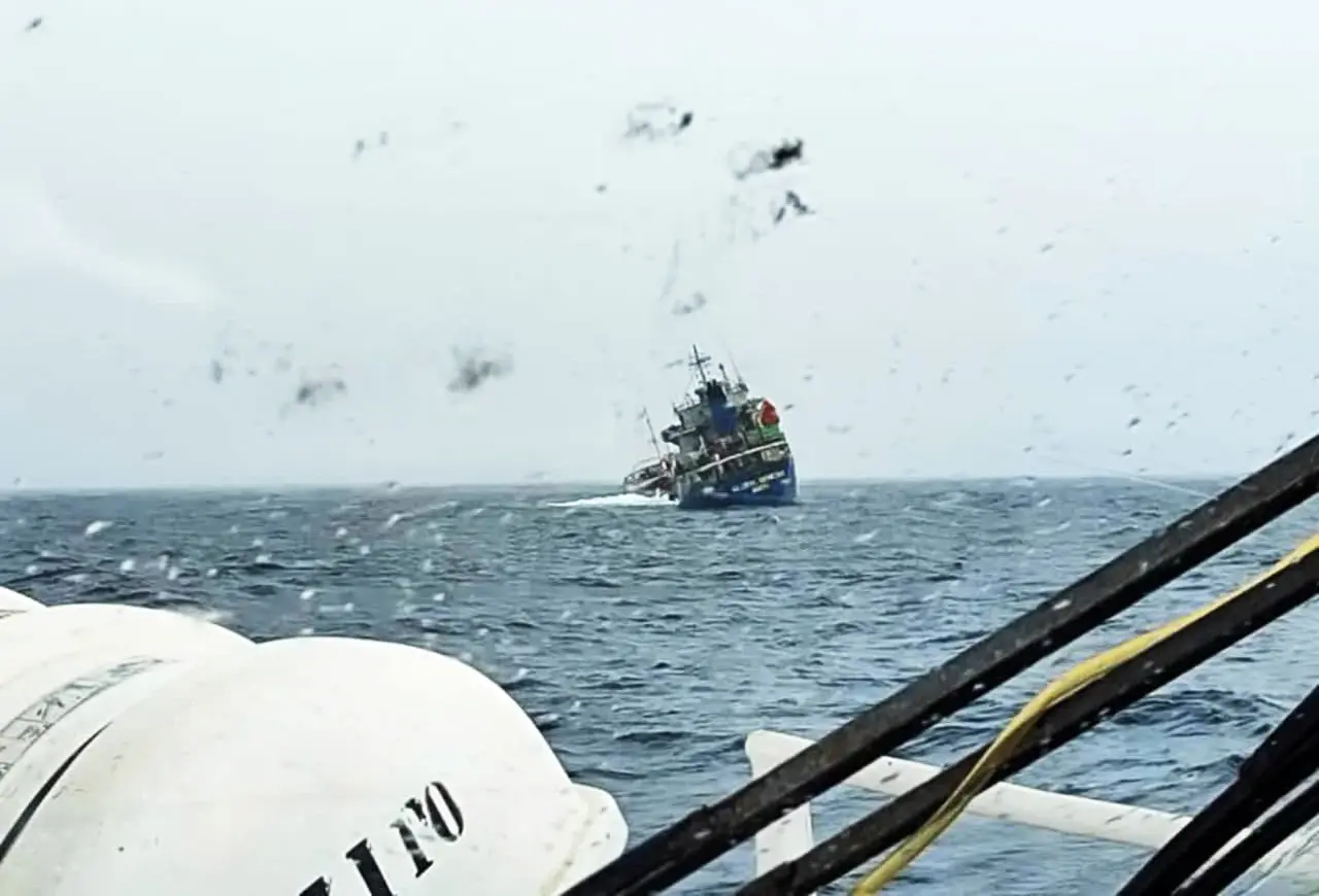 21 سرنشین کشتی خارجی در آب های جاسک نجات یافتند