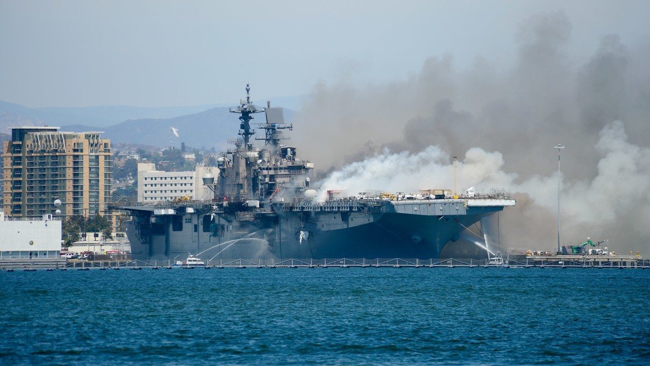 آتش‌سوزی در کشتی جنگی آمریکایی ادامه دارد