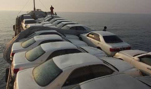 توقیف شناور حامل خودروهای خارجی قاچاق در آبهای بوشهر