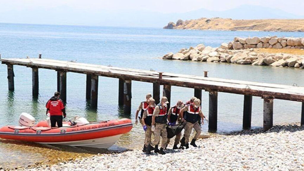 شمار جان باختگان حادثه غرق شدن قایق مهاجران در دریاچه وان ترکیه