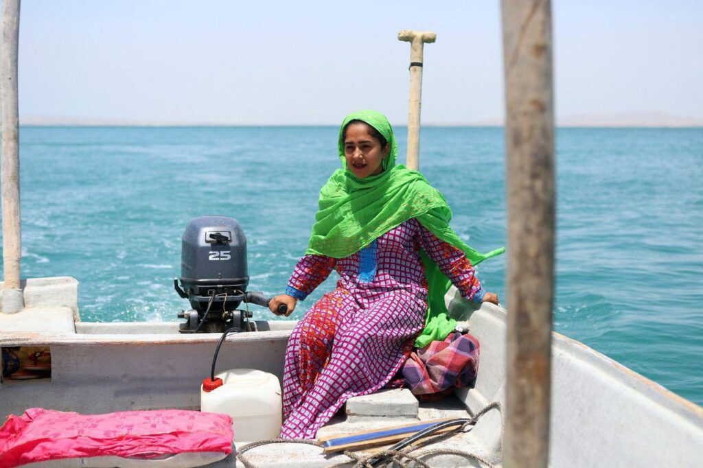 ماهیگیری زنان و مردم جزیره هنگام با قایق صیادی