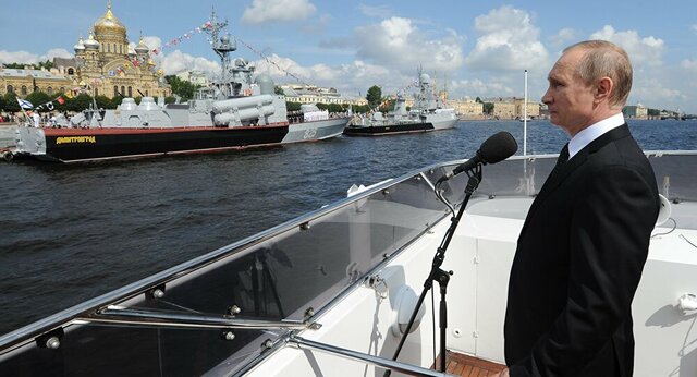 مراسم روز نیروی دریایی روسیه با حضور پوتیت در پایتخت دریایی روسیه بندر سن‌پترزبورگ