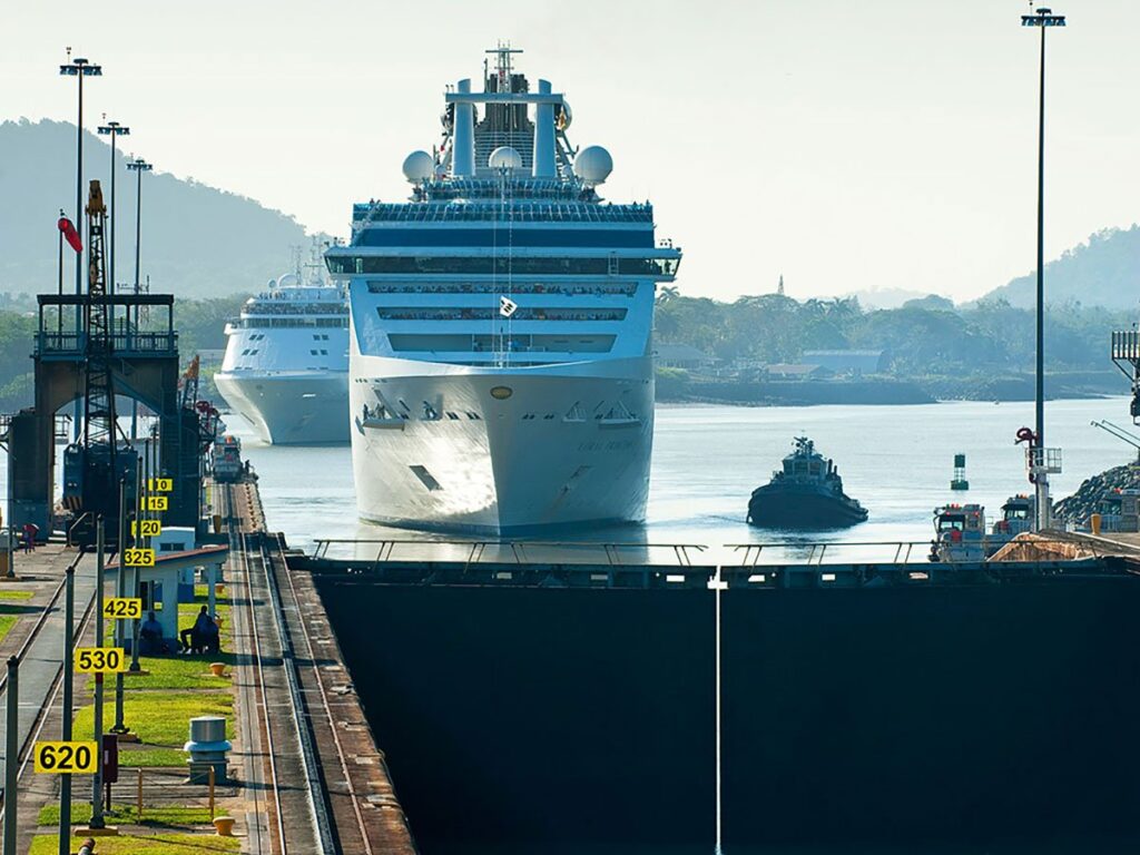 کشتی باری در حال نزدیک شدن به سد سلولی کانال پاناما