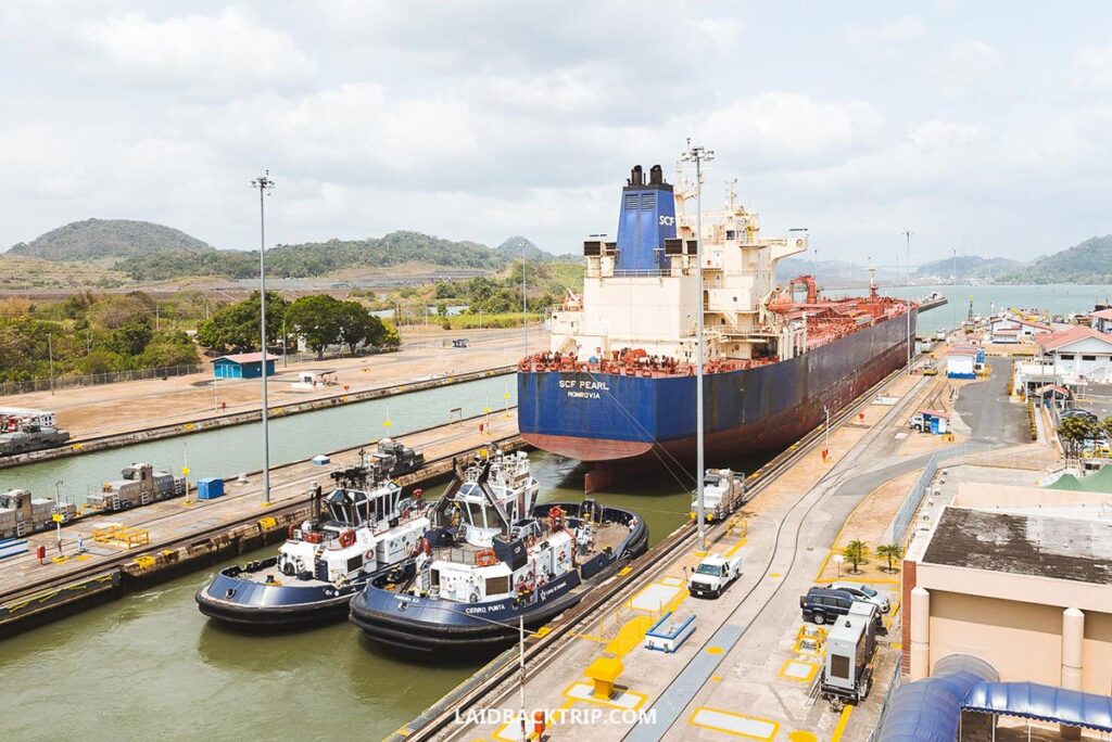کشتی به‌همراه یدک‌کش سد سلولی کانال پاناما