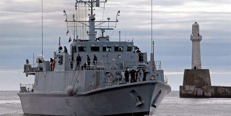 کشتی مین‌روب نیروی دریایی انگلیس از خلیج فارس خارج شد