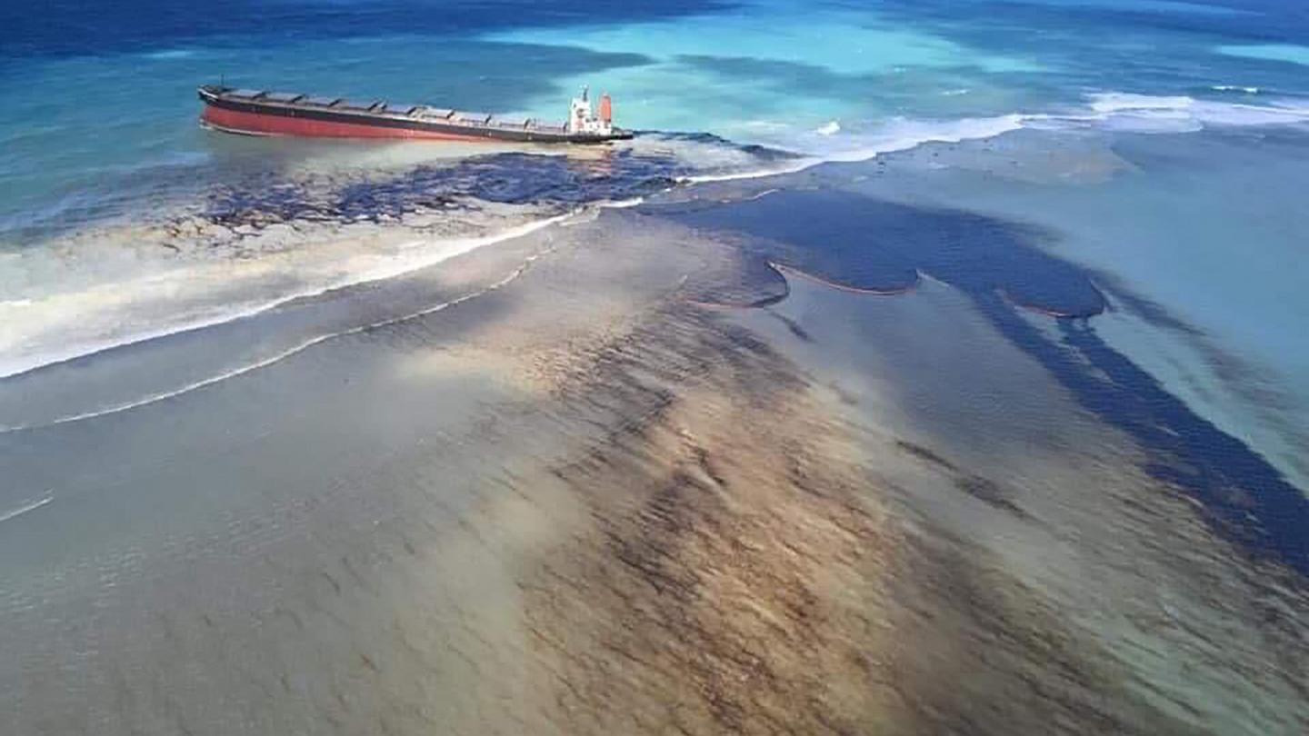 نشت هزار تن نفت در اقیانوس هند
