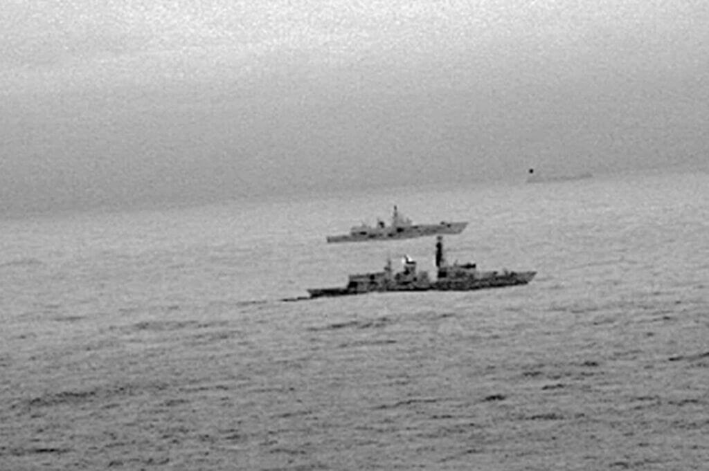 اسکورت کشتی‌های جنگی روسیه توسط نیروی دریایی انگلیس