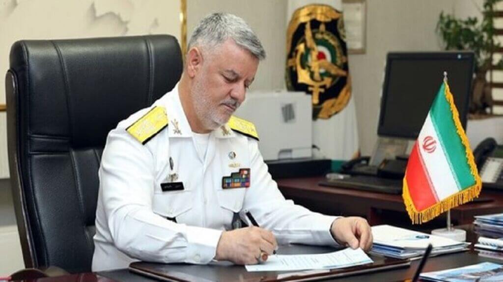 امیردریادار حسین خانزادی فرمانده نیروی دریایی ارتش در حال امضا حکم