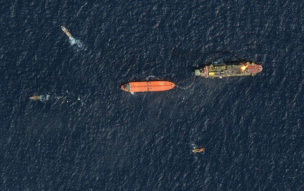 انتقال نفت از یک نفتکش به تانکر نفتکش دیگر در دریا