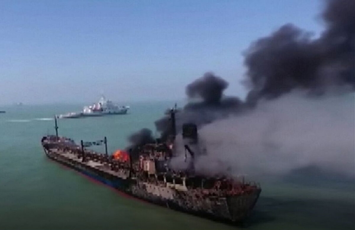 برخورد نفتکش با کشتی باری در آب های چین+فیلم