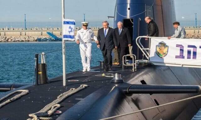بنیامین نتانیاهو نخست وزیر اسرائیل بر روی زیردریایی