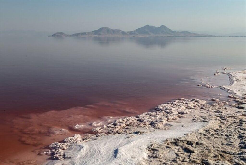 تغییر رنگ آب دریاچه ارومیه به قرمز