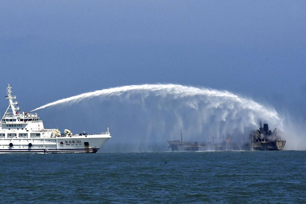 خاموش کردن آتش نفتکش پس از برخورد برخورد با کشتی باری در آب های چین