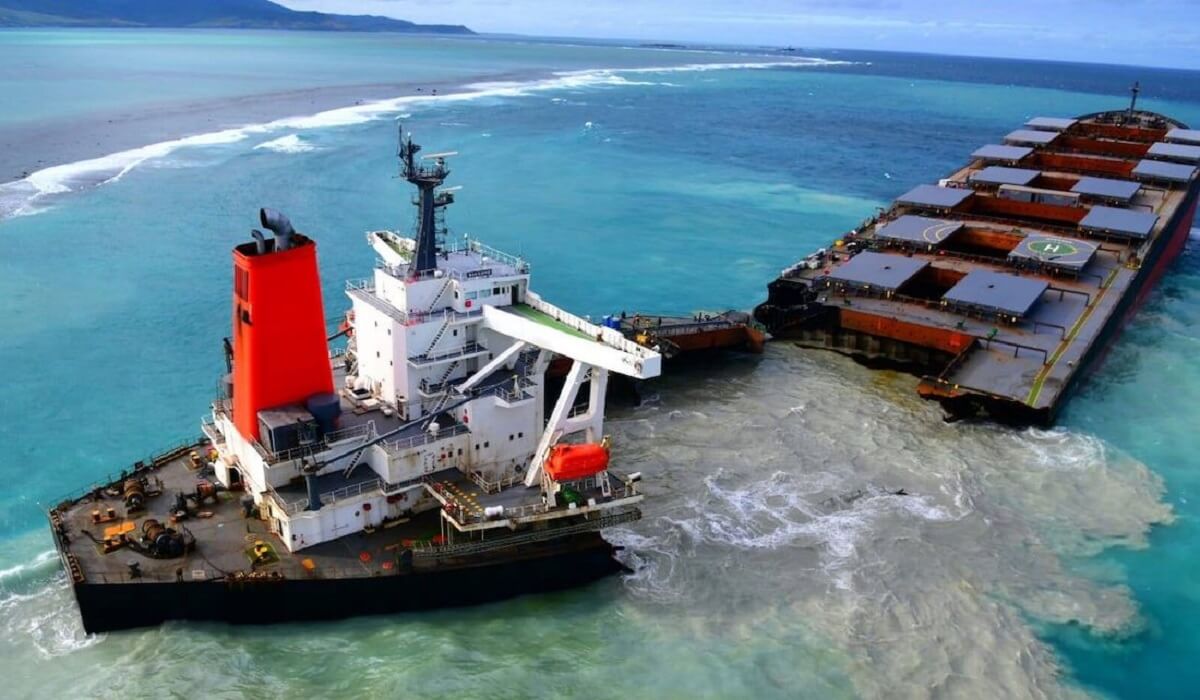 کشتی ژاپنی در آب‌های جزیره موریس دو نیم شد