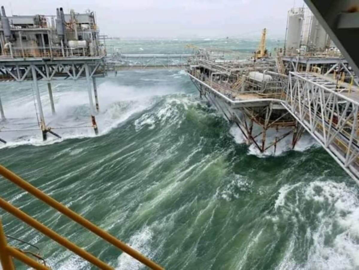طوفان دریایی در سکوی حفاری نفت و گاز دریایی