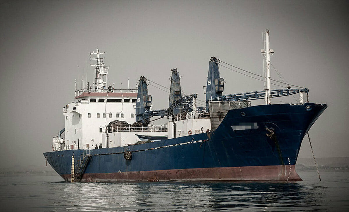 کشتی صیادی ترال چینی در آب‌های سرزمینی ایران