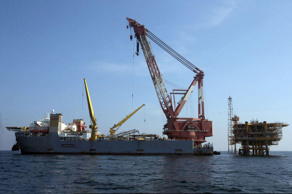 کشتی لوله‌گذار در کنار سکوی نفتی ایران در خلیج فارس