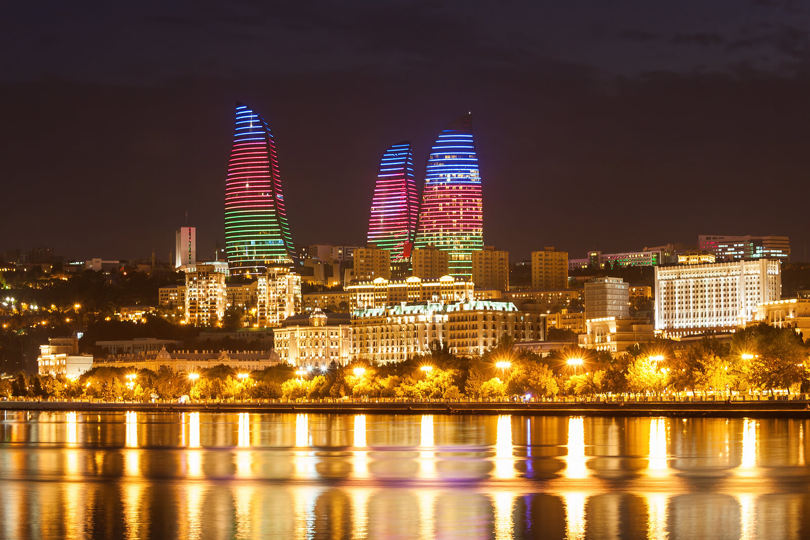 برج های شعله (Flame Towers) بندر باکو آذربایجان در شب