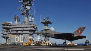 برخاستن و نشستن هواپیمای جنگنده از روی ناو هواپیمابر نیمیتز نیروی دریایی آمریکا