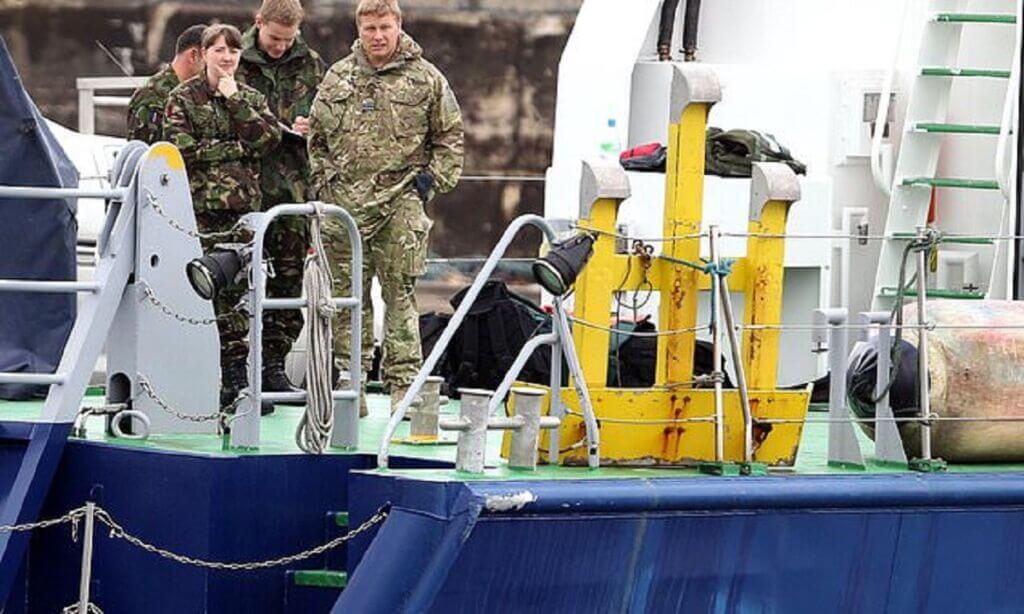 برخورد تانکر مواد شیمیایی دانمارک با کشتی نظامی انگلیس