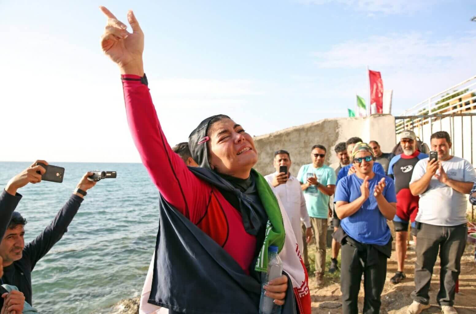 ثبت رکورد جهانی شنا با یک دست بسته به نام بانوی ایرانی