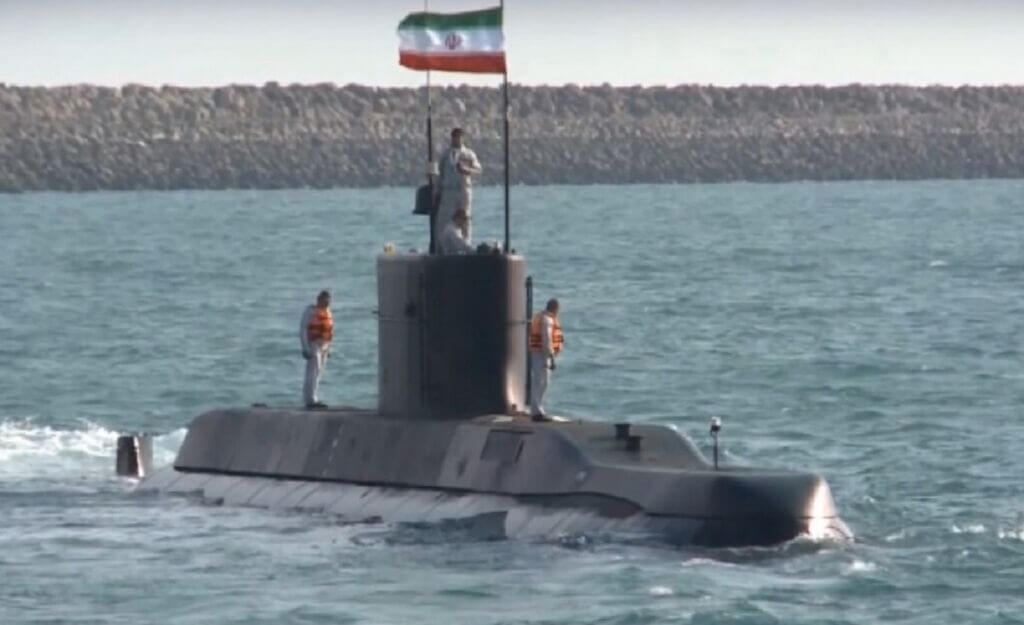 زیردریایی تمام ایرانی و بومی نیمه سنگین فاتح در رزمایش ذوالفقار 99 ارتش