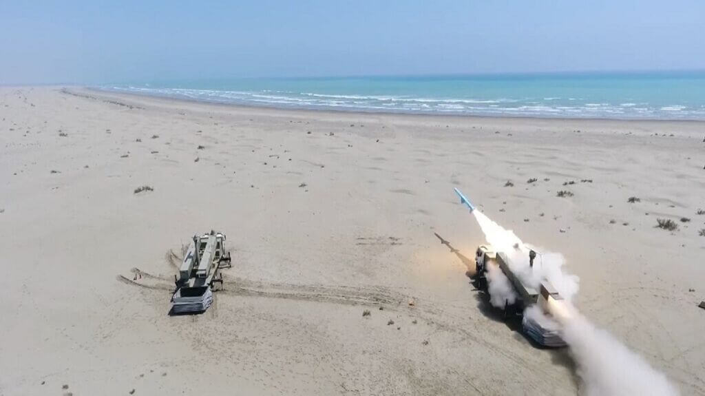 شليک موشک ساحل به دريا قادر در رزمايش ذوالفقار 99 ارتش