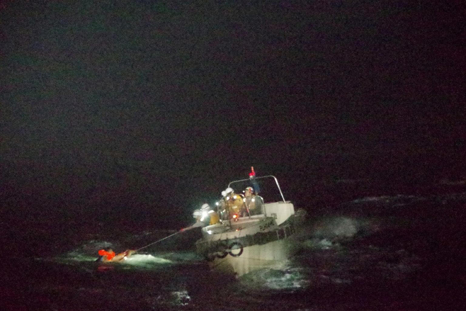 عملیات نجات گسترده پس از واژگونی کشتی باری در آب‌های ژاپن