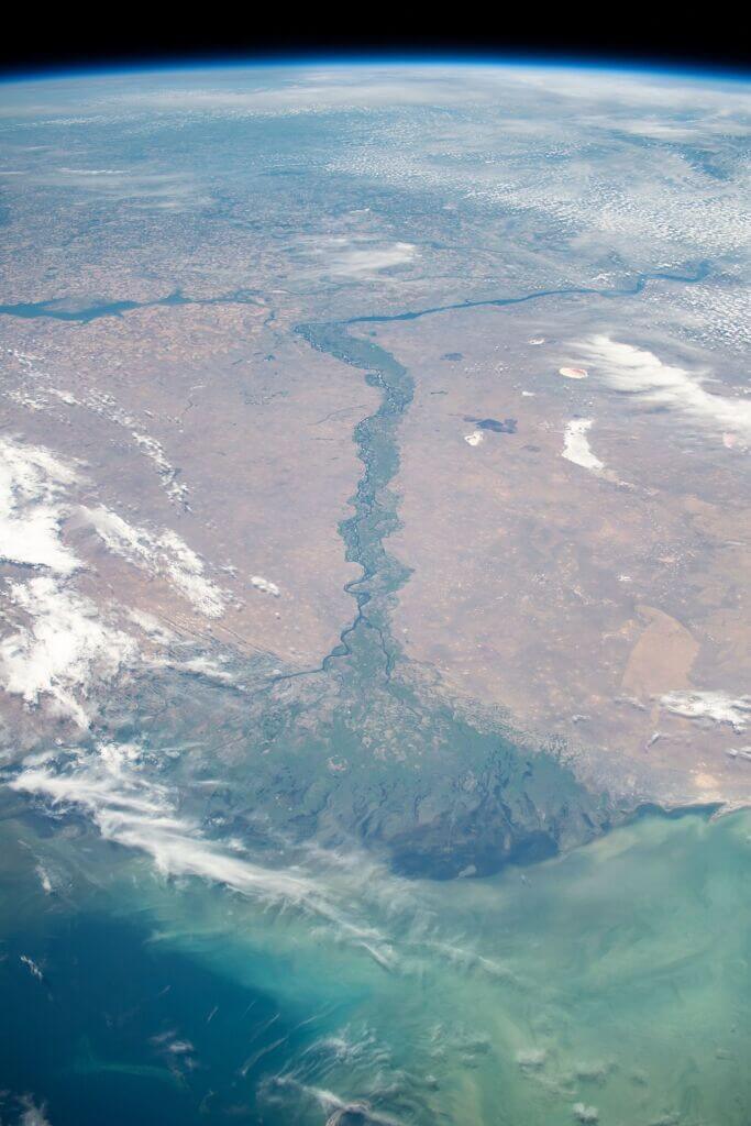 عکس ماهواره‌ای از رودخانه و دلتای ولگا که به دریای کاسپین(خزر) می‌ریزد
