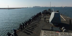ملوانان نیروی دریایی آمریکا بر روی ناو یواس‌اس نیتز در بندر استراتژیک دقم عمان