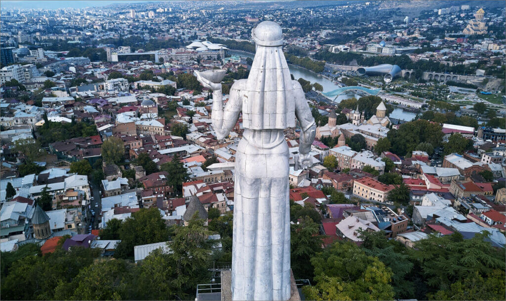 مجسمه «مادر گرجستان» یا «کارتلیس ددا» (Kartlis Deda)