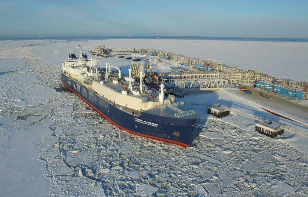 کشتی یخ شکن حمل ال ان جی در تاسیسات یامال شرکت نواک روسیه