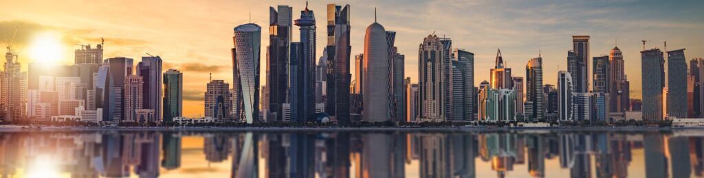 برج ها و آسمان خراش‌های شهر ساحلی دوحه قطر از دریا