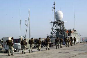تکاوران نیروی دریایی ارتش در ناوچه تبرزین با کد 232 در اسکله بندر جاسک