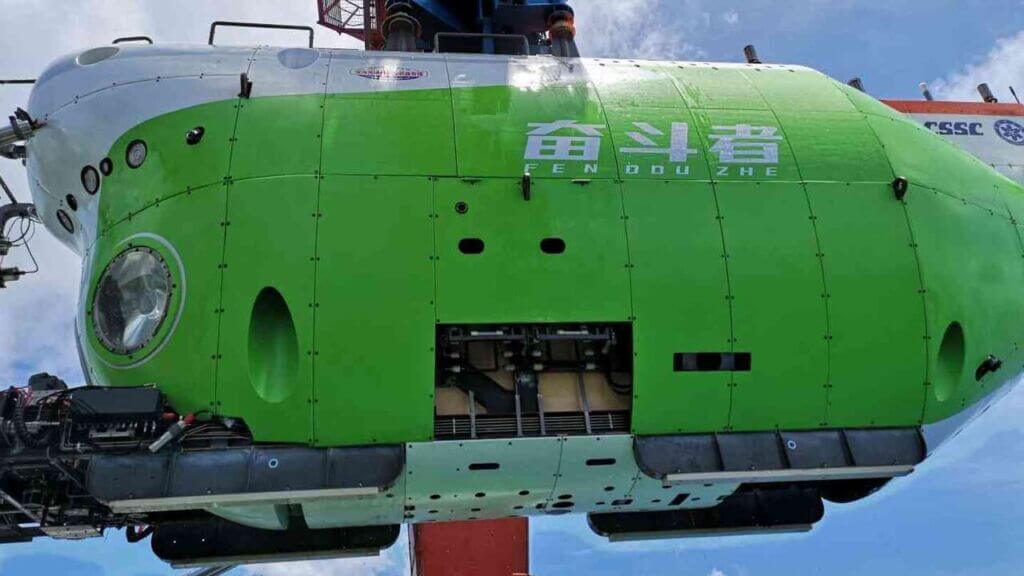 زیردریایی سرنشین دار چینی به نام «فن دو جه» (تلاشگر)