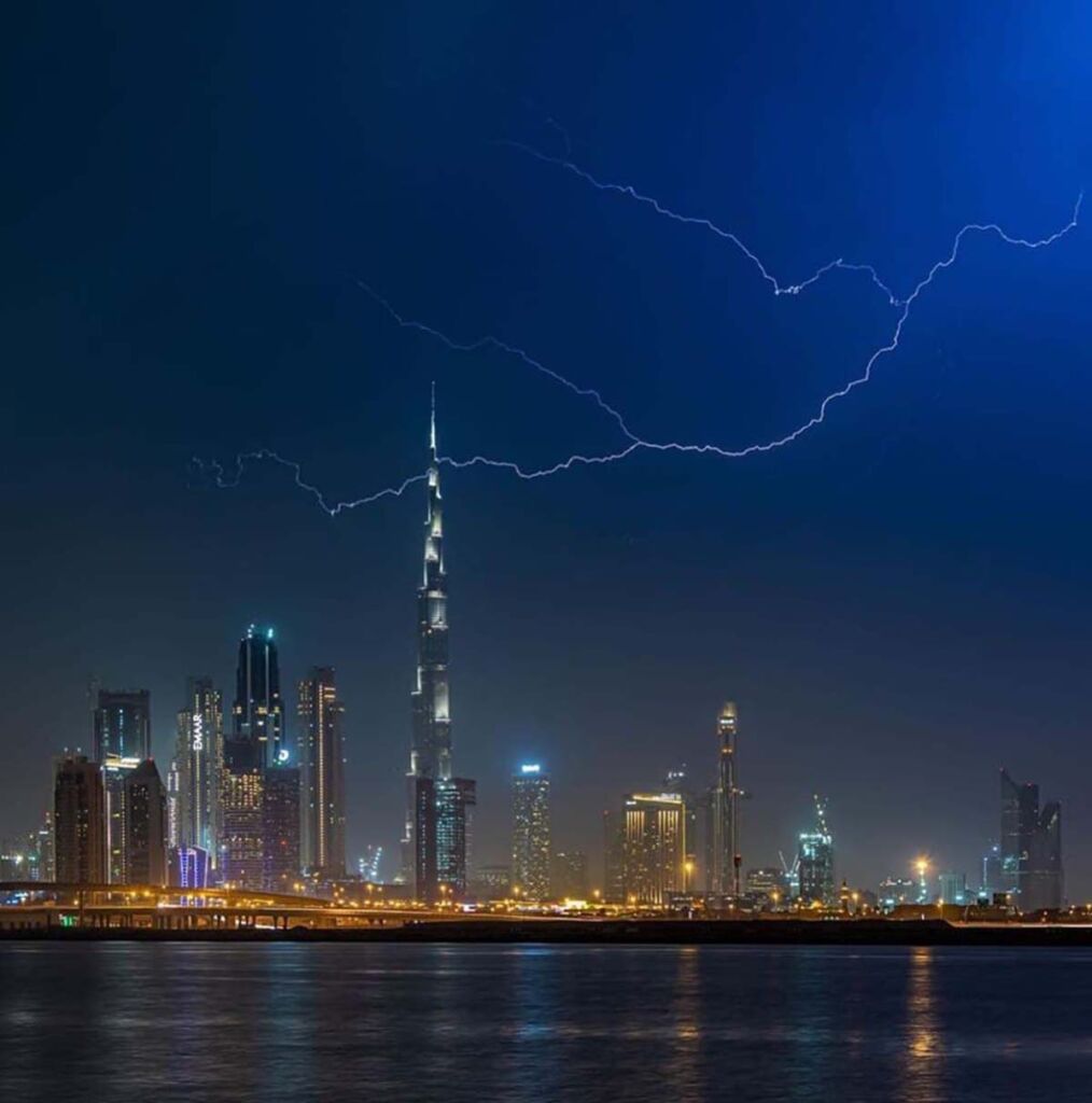 رعد و برق در برج‌های دبی امارات