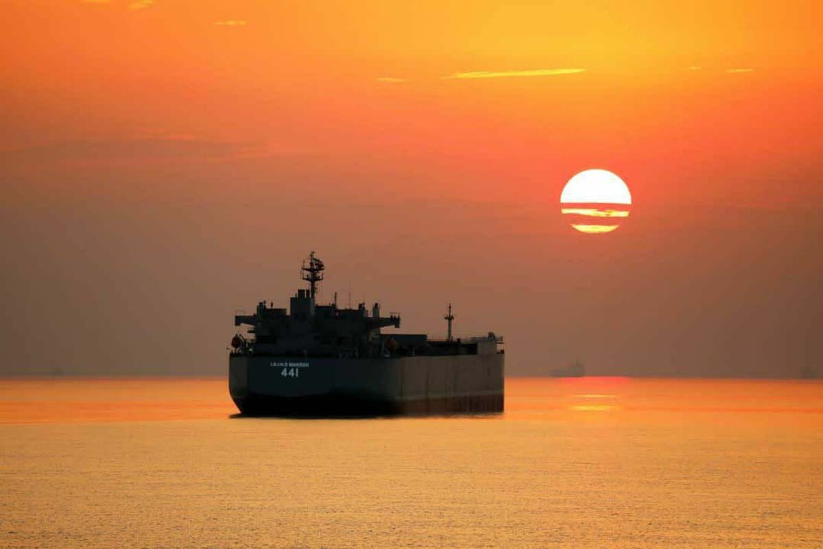 ناو بندر مکران نیروی دریایی ارتش در غروب آفتاب دریا
