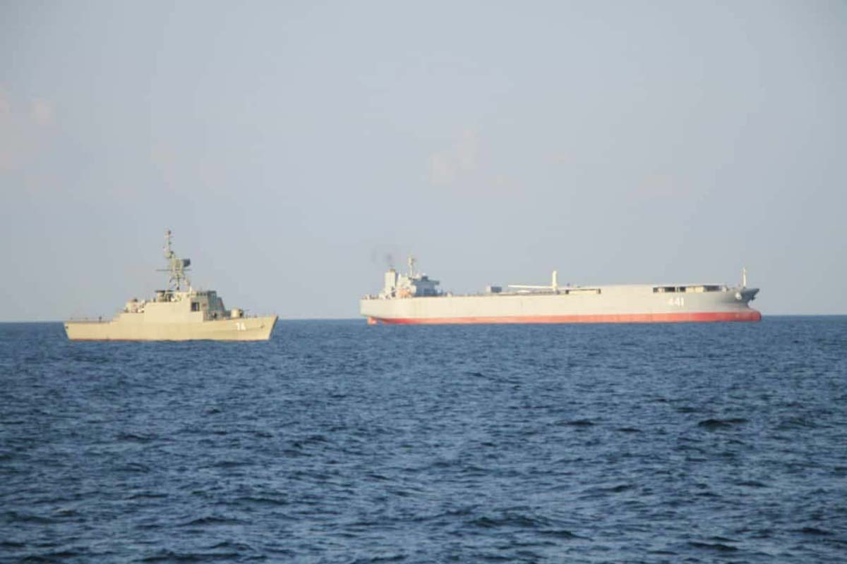 ناوبندر مکران در کنار ناو سهند نیروی دریایی ارتش